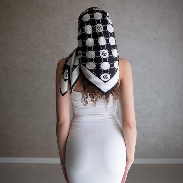 Hodvábna šatka – Queens Gambit (90x90cm)