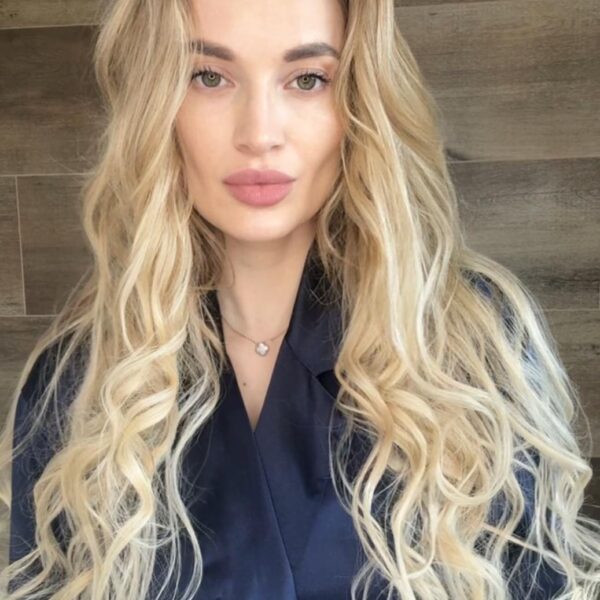 Hodváb pomáha udržiavať prirodzenú hydratáciu vo vnútri vlasového vlákna, takže výsledné vlny sú nielen krásne, ale aj žiarivo lesklé.