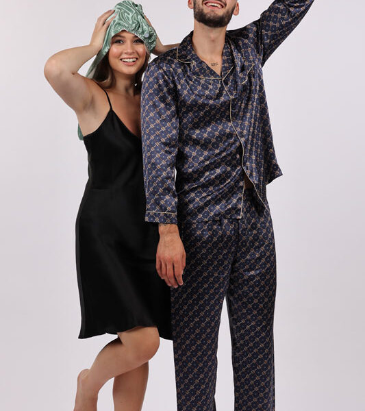 Hodvábna košieľka čierna perla a pánske pyžamo modré s elegantným vzorom.