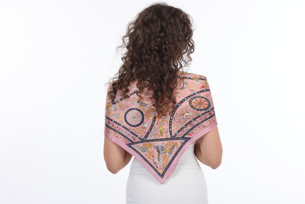 Hodvábna šatka Pink Velvet 70×70 cm – elegantný doplnok na bežné nosenie aj do práce