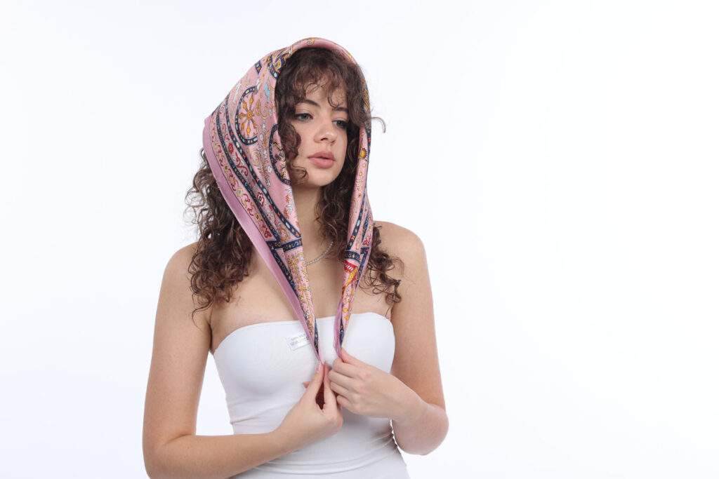 Ručne šitá hodvábna šatka Pink Velvet 70×70 cm – ľahká, hladká a elegantná