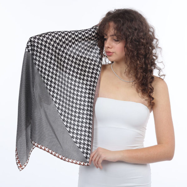 Hodvábna šatka Desert Sand – luxusný doplnok pre minimalistický a moderný štýl