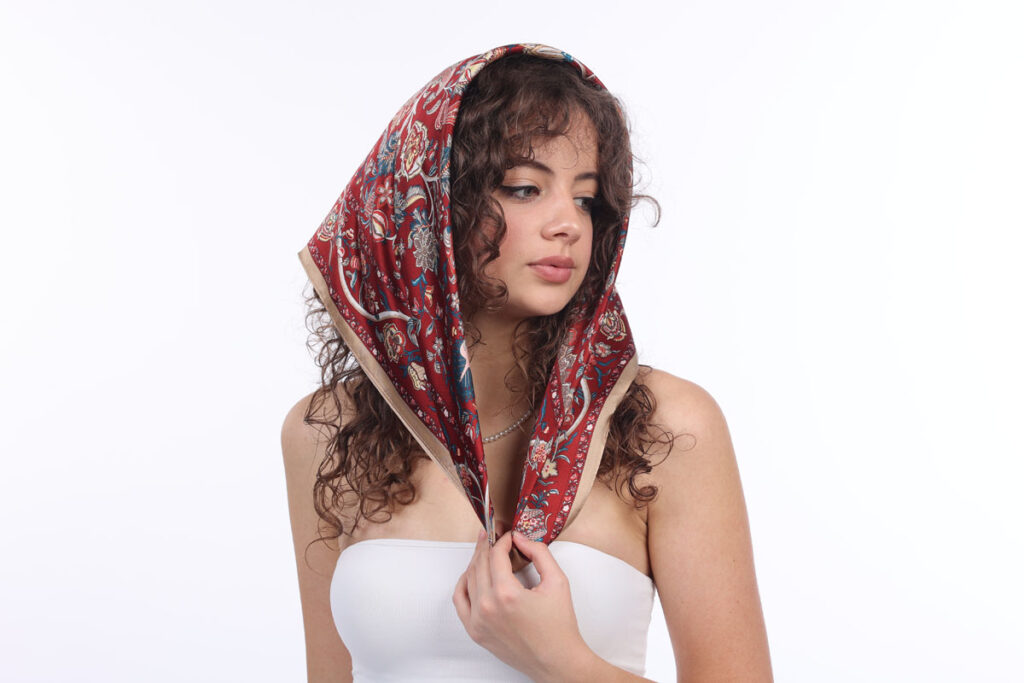 Hodvábna šatka Red Velvet 70×70 cm – elegantná k čiernym, béžovým alebo zlatým outfitom