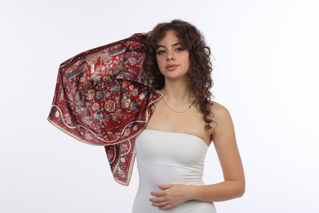 Hodvábna šatka Red Velvet – jemný lesk a sýta červeň pre elegantný ženský vzhľad