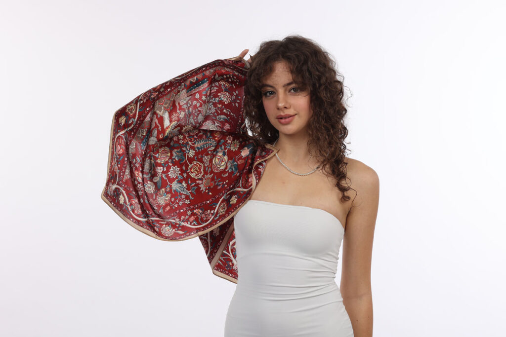 Hodvábna šatka Red Velvet 70×70 cm – vínovo-červený hodváb s jemným zlatým a modrým vzorom