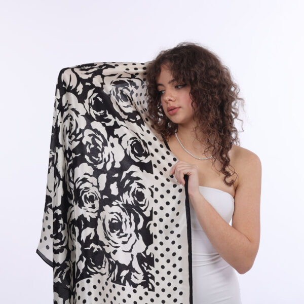 Hodvábna šatka Black Petal 90×90 cm, jemná morušová tkanina s výrazným grafickým motívom ruží