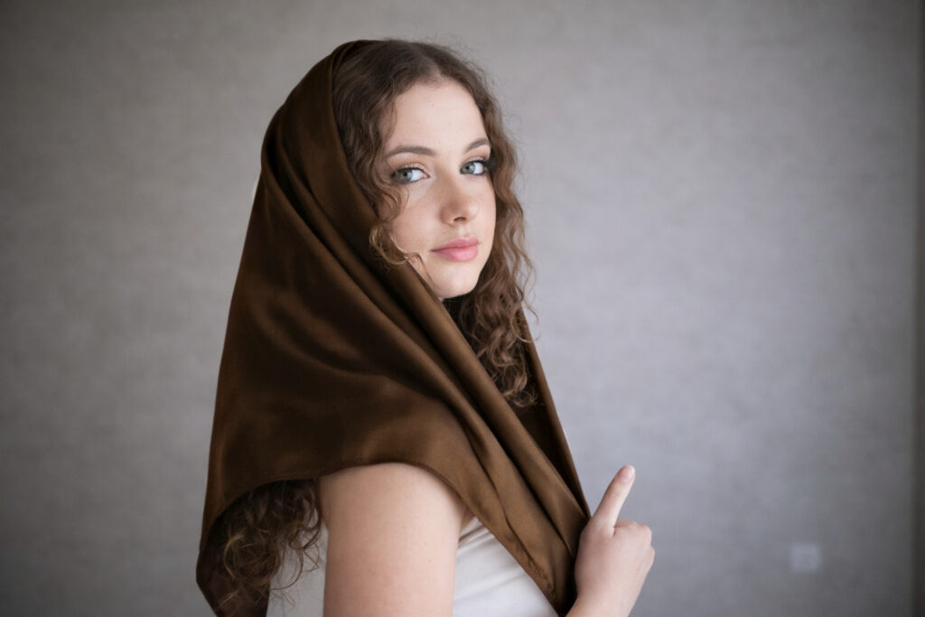 Hodvábny lesk v kombinácii s touto farbou vytvára dojem ušľachtilosti, ktorý premení aj jednoduchý denný look na outfit hodný červeného koberca.