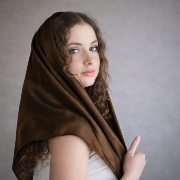 Hodvábny lesk v kombinácii s touto farbou vytvára dojem ušľachtilosti, ktorý premení aj jednoduchý denný look na outfit hodný červeného koberca.